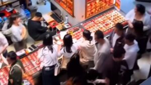 Demam Emas di China Berujung Krisis: Ribuan Investor Digital Terjebak Dana Beku